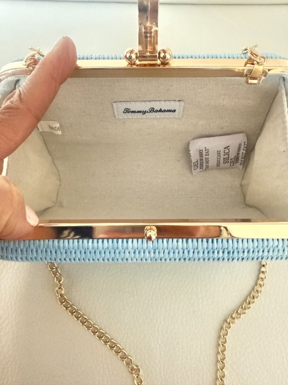 NWT TOMMY BAHAMA LIGHT BLUE WOVEN SHELL CLASP CLUTCH HANDBAG W GOLD CHAIN STRAP - Picture 6 of 7